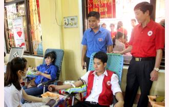 Hơn 200 sinh viên tham gia hiến máu tình nguyện
